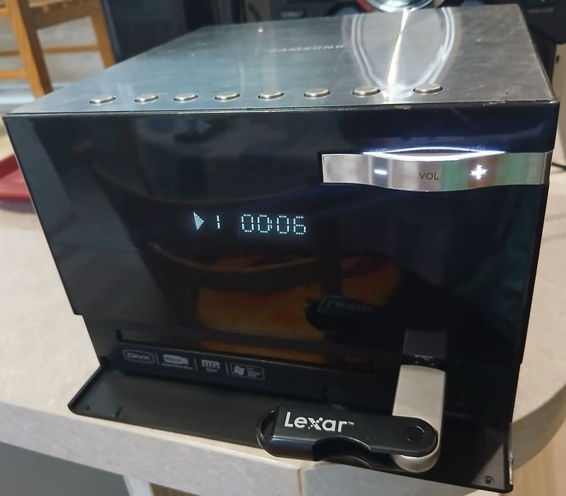 Аудио DVD уредба Samsung USB CD FM Aux с тонколони