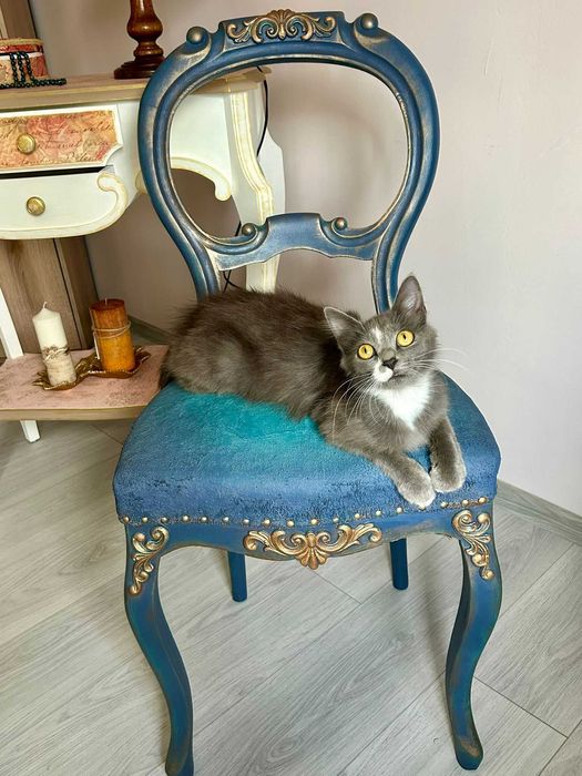 Реновиран стол със добавени орнаменти