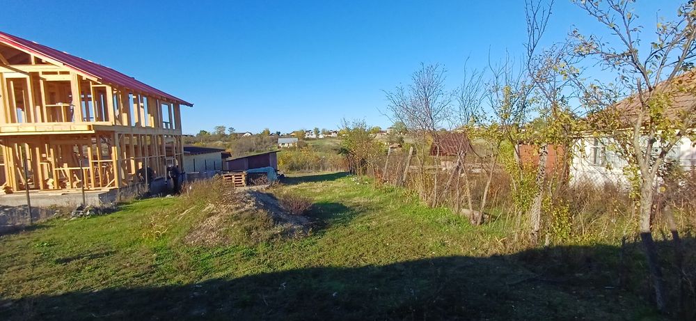 Vând teren la Sărbătoarea