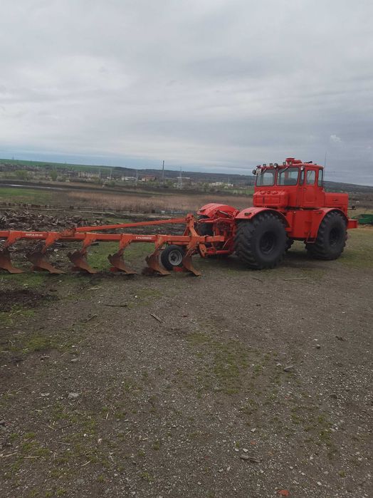 Трактор Ка 700 с плуг