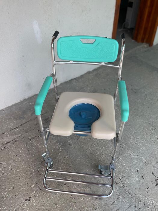 Vand carucior persoane varsnice sau cu dizabilitati, cu wc.
