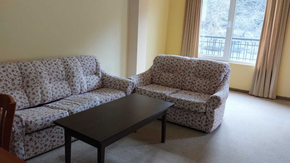 Маса с 4 стола,портманто,шкаф,спалня,дивани тройка,двойка,холна маса