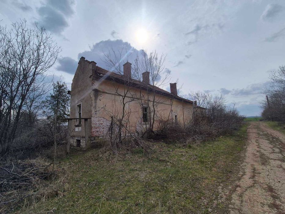 Сграда в близост до Враца .