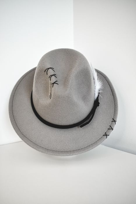 Pălărie accesorizata manual gri