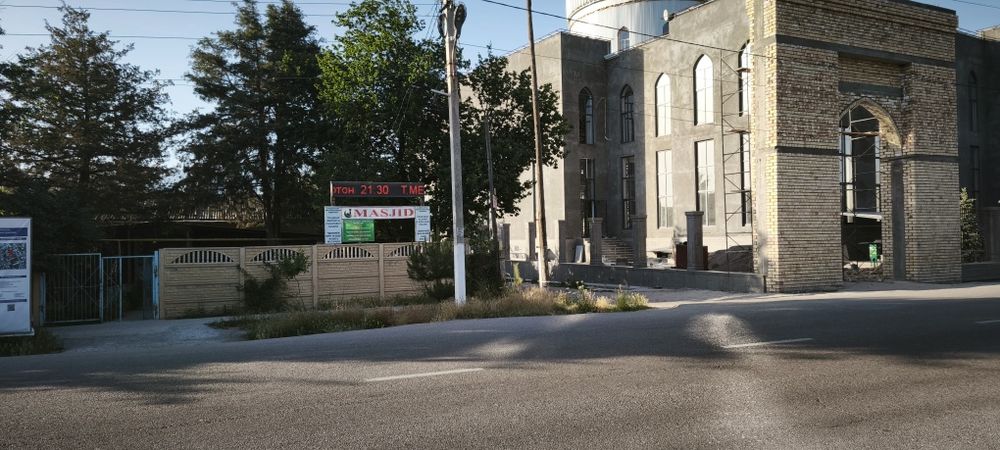 Уй сотилади масжид олдида