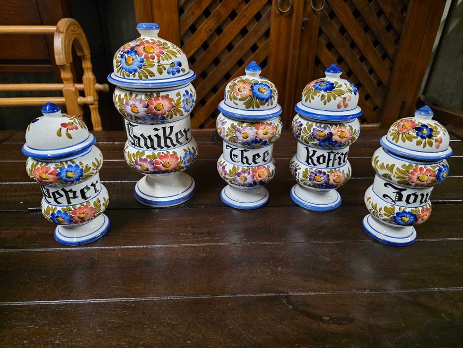 Шкафче за стена