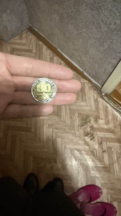 Продам монету  200 тг на 80 летие.