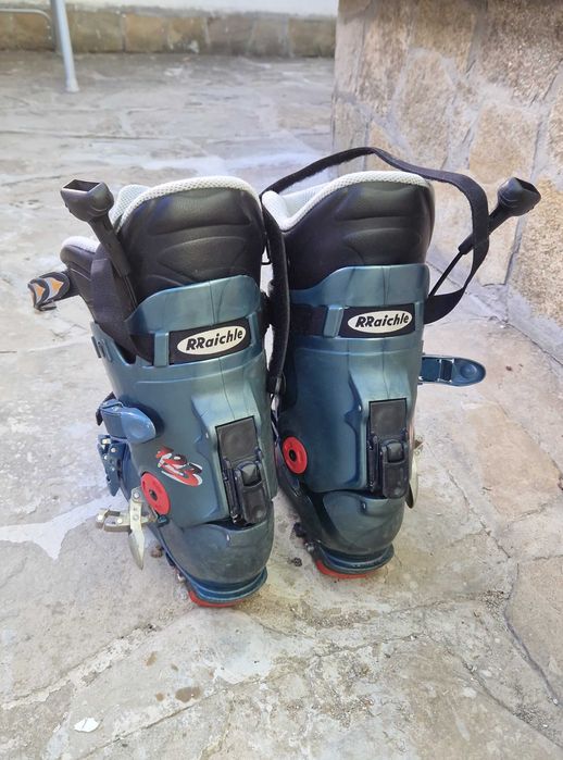 Скиорски обувки  ски и щеки