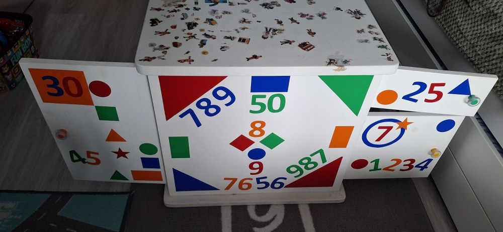 Монтесори шкаф за игра и рафт за стена