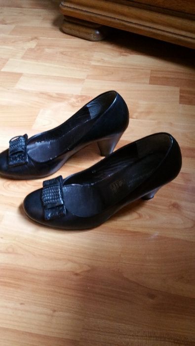 Vând pantofi negri, din piele, Benvenuti, mărimea 38.