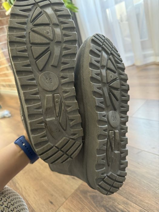 Ватирани сиви апрески / зимни ботуши 39н.