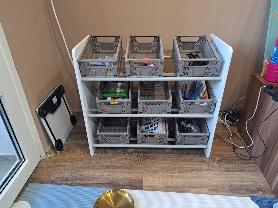 Шкаф за играчки с кутии