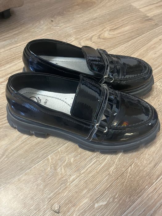 Продам лоферы для подростка в школу