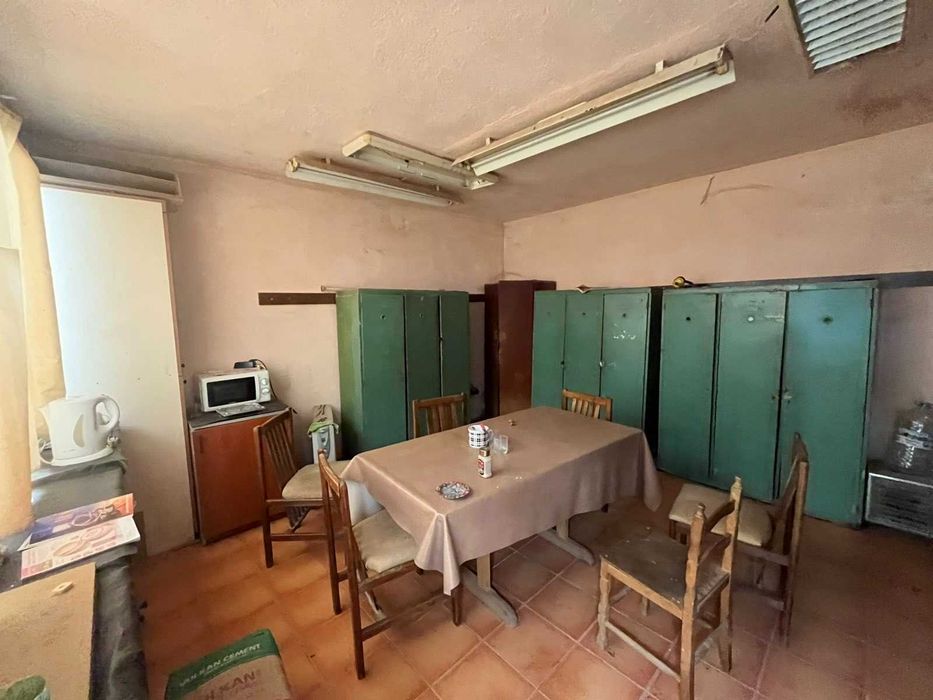 Промишлен имот в гр. Казанлък – парцел 2678 кв.м. с 3 производствени сгради