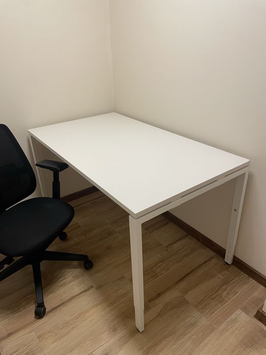 Бюро с регулируема височина