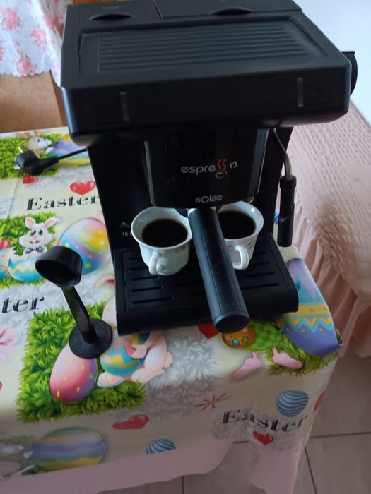 Expresor cafea  pentru 2 cafele in același timp  face laptele spuma in  stare bună,puțin folosit , adus fin Spania,,,cre