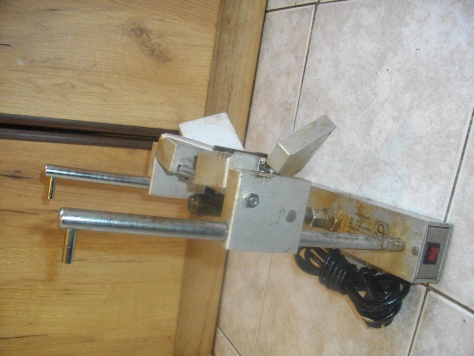 Терморез Машина Рязане/Слепване Уплътнения на Врати-Прозорци-Deventer