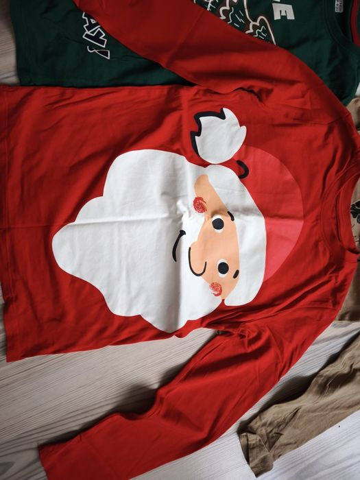 Четири коледни блузки за 12 лева.