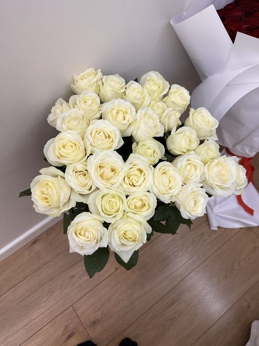 Цветы 31 роз белые