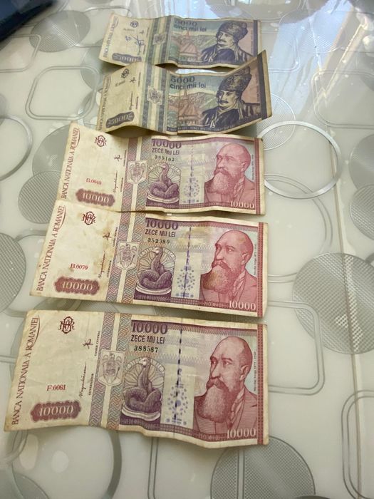 Vând bancnote și monede vechi