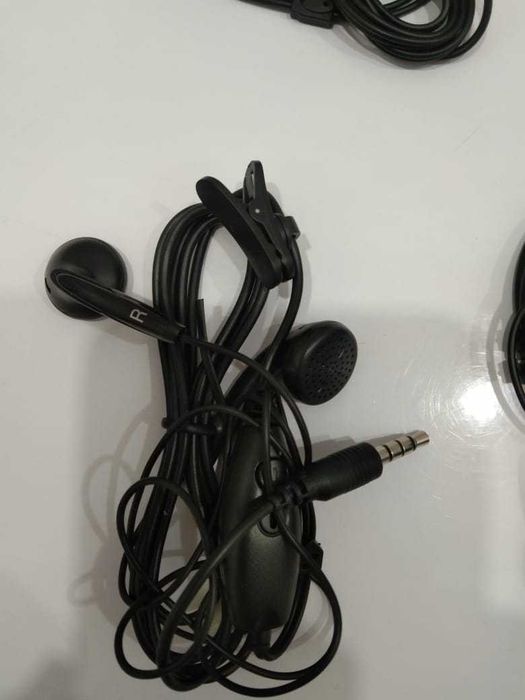 наушники разные на Левом берегу