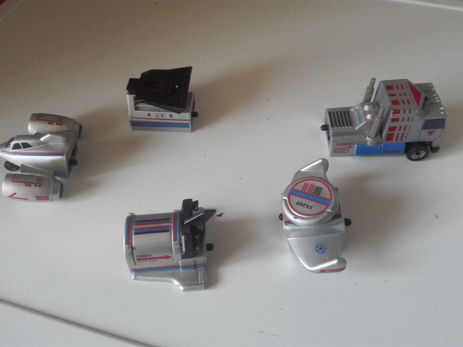 Рекламни камиончета , автомат и метални колички.