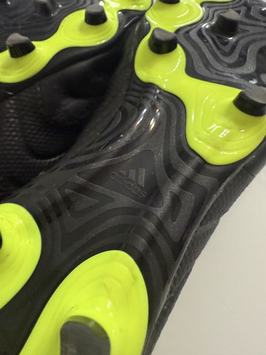 Vand  ghete  adidas de fotbal  nr 45 pret 90 lei