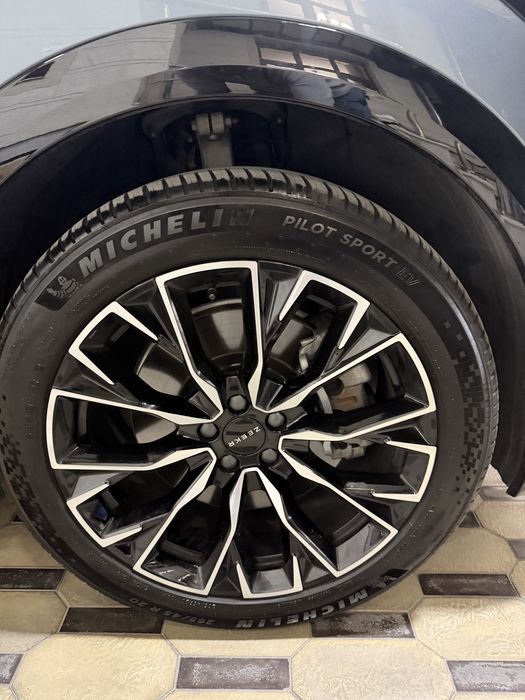 Zeekr 7X sotiladi xolati zor 21000 km yurgan 102 kwt batareyka 2025 yi