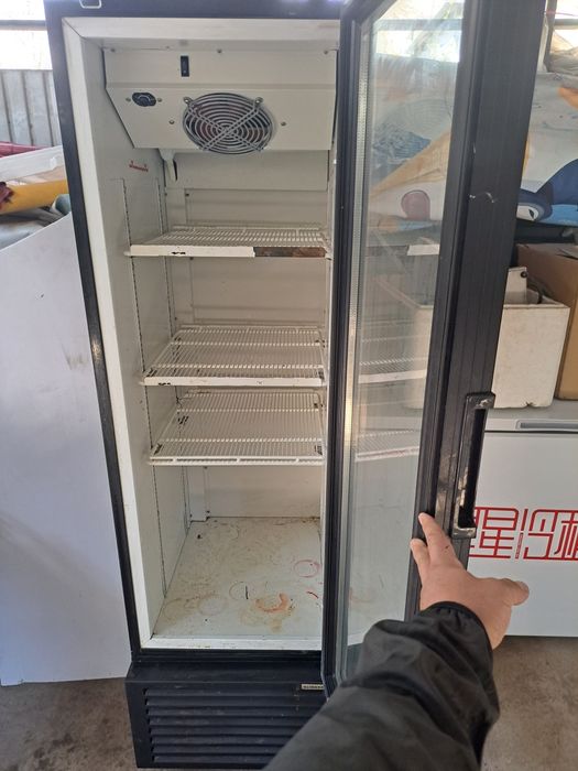 Холодильник витринный.