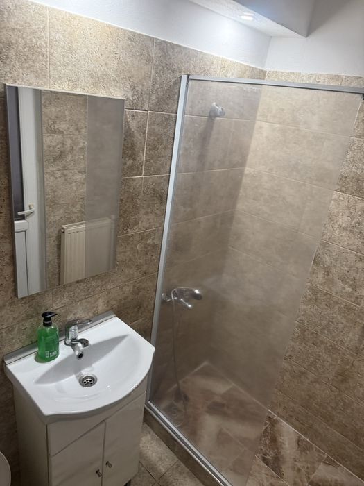 Închiriez garsonieră 180 lei pe zi