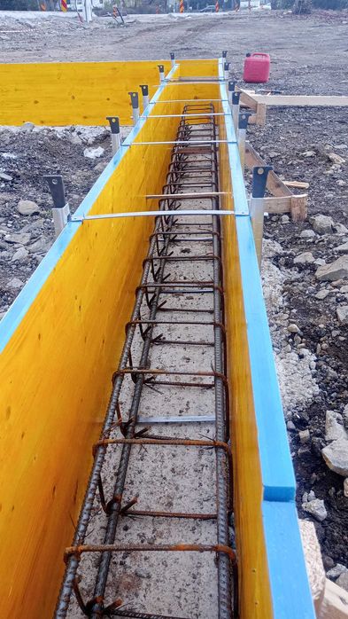 Închiriez cofraje tip Doka (panouri galbene) + montanți. Asigur transport și montare panouri
