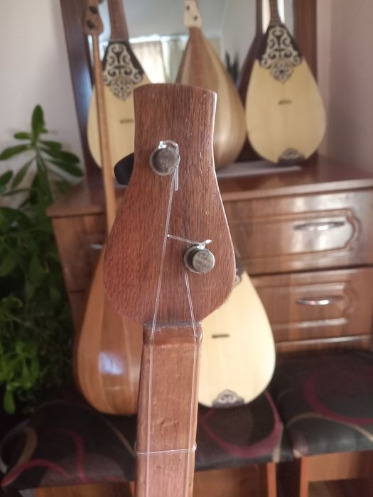 Домбыра сатамын.