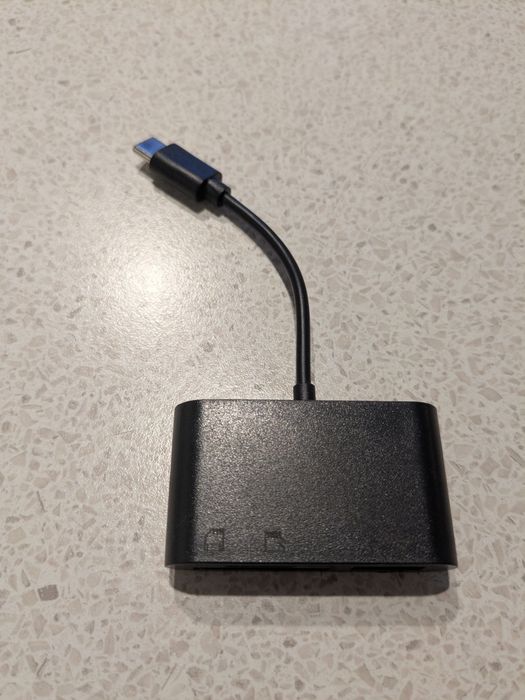 Adaptor pentru telefon sau tabletă