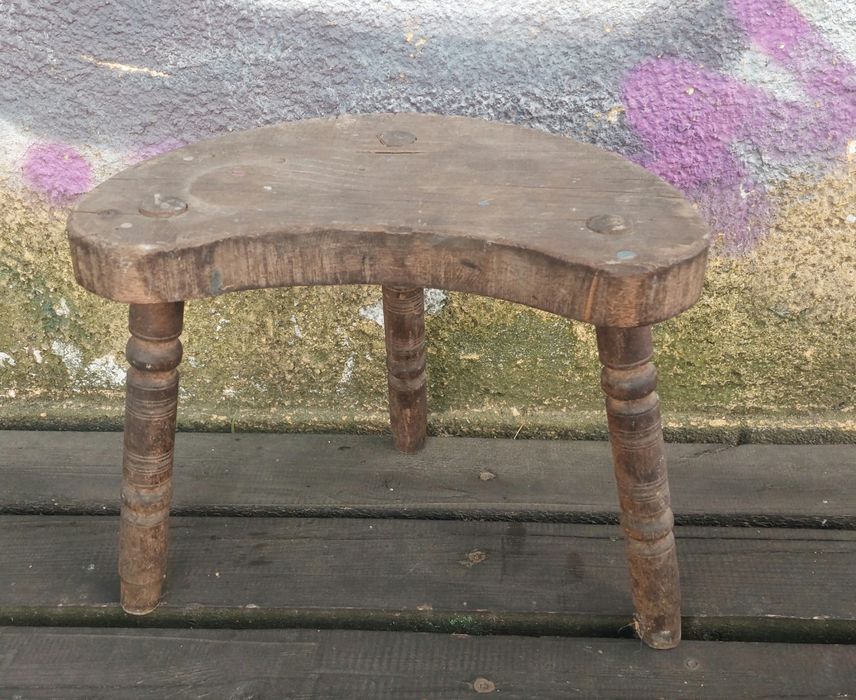 Старинно трикрако столче