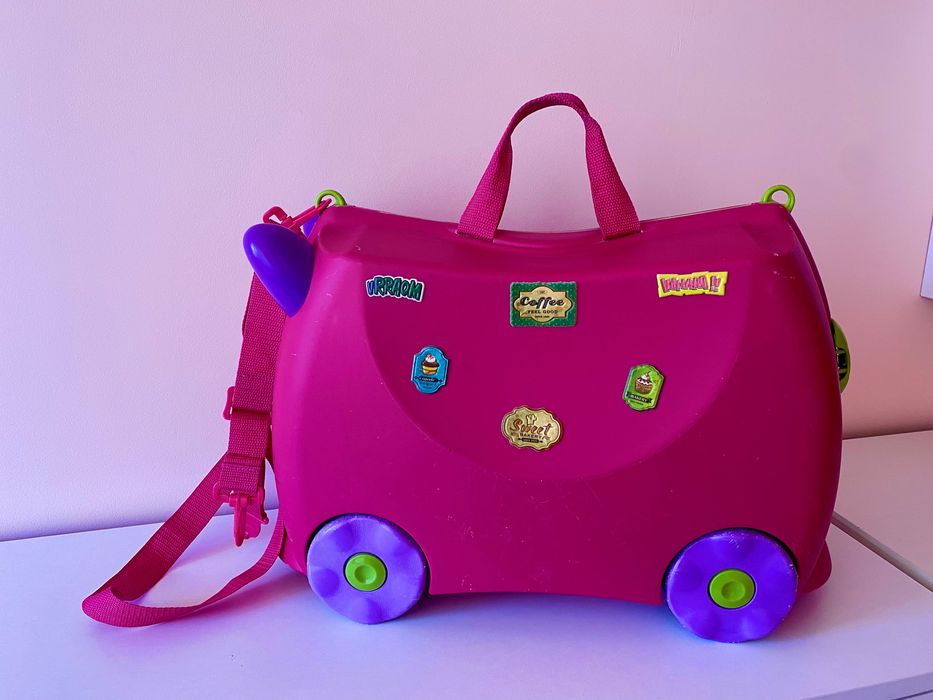 Детски куфар с колелца за бутане