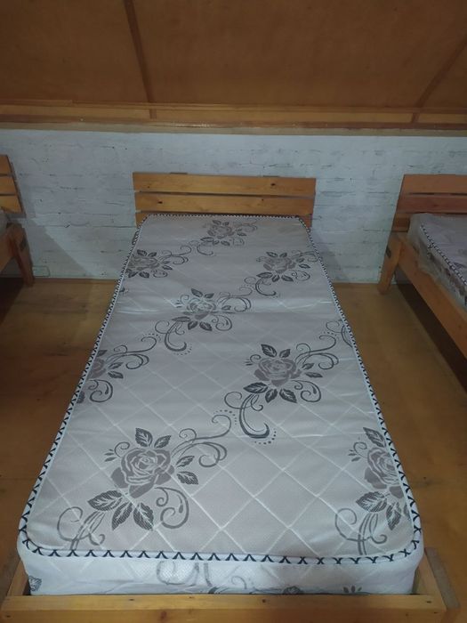 Продаётся односпальная кровать, сделана из 100% дерева,с матрасом.