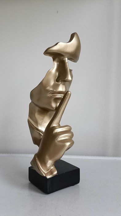 " Мълчанието е злато " , абстрактна статуетка с размер 27 см.