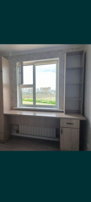 Рабочий стол с верхними полками