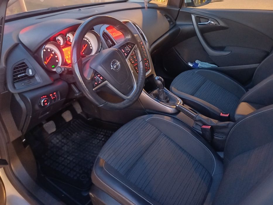 Opel astra j, 82500 km,achiziționată reprezentanță Opel ,acc.schimb!