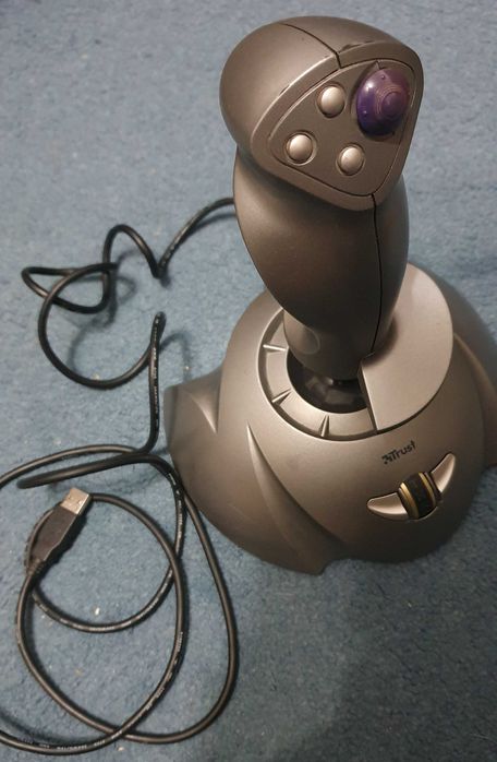 Vand drona si joystick trust cadou