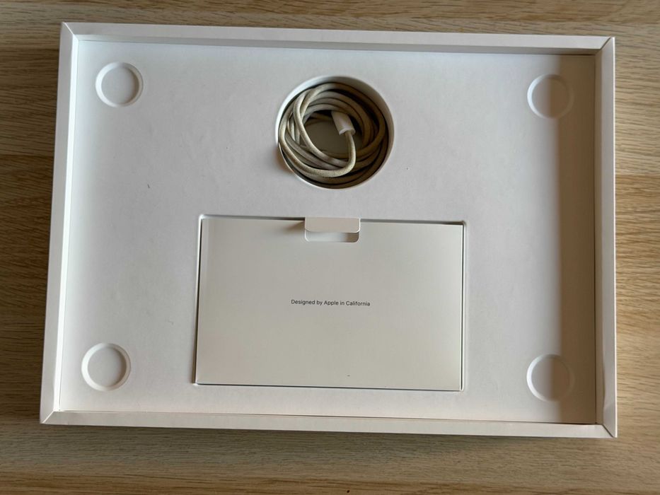 MacBook Air M2 13.6" / 16GB / 512GB – перфектно състояние (Starlight)