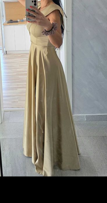 Блестяща златиста рокля за незабравими моменти