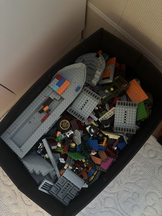 Целая коробка Lego
