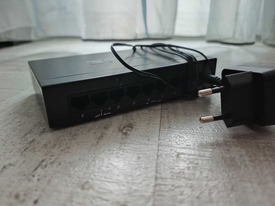Switch Asus GX-1008, 8 porturi RJ-45 x 100 Mbps. Perfect funcțional.
