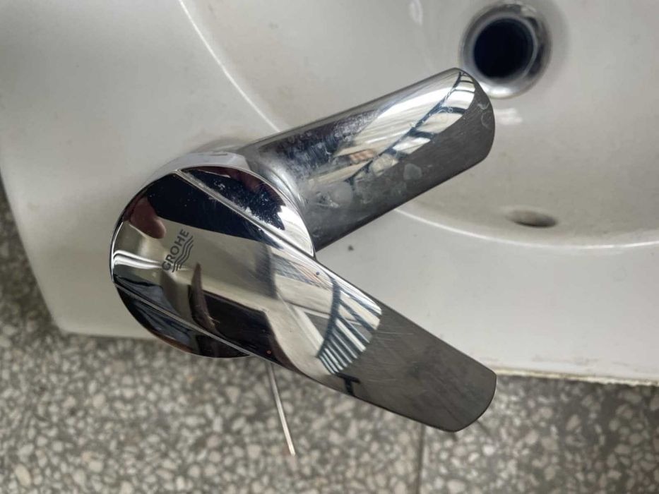 Смесител Grohe и керамична мивка