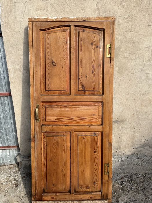 Деревянная дверь