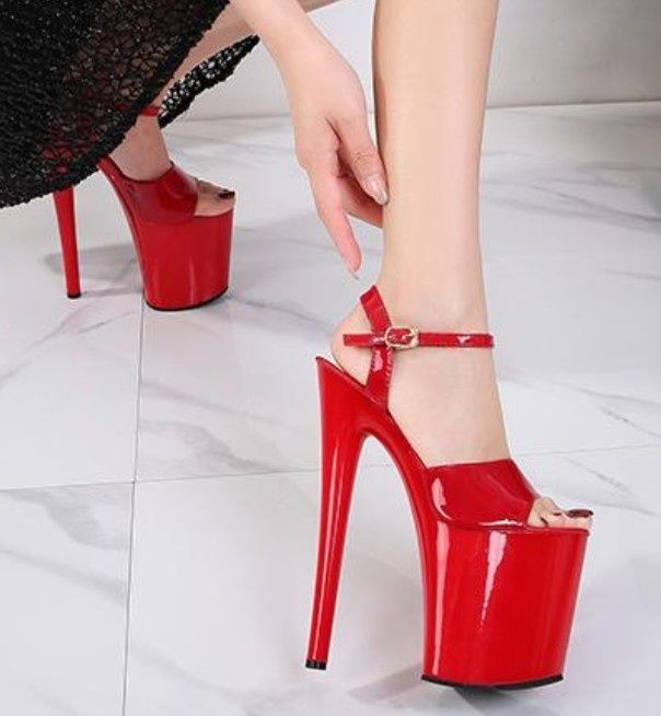 Sandale foarte înalte cu toc și platforma