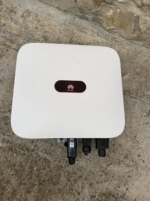 Vand invertor Huawei trifazat hibrid 8kw Sun2000-8KTL-M1 cu toate accesoriile, foarte putin folosit.