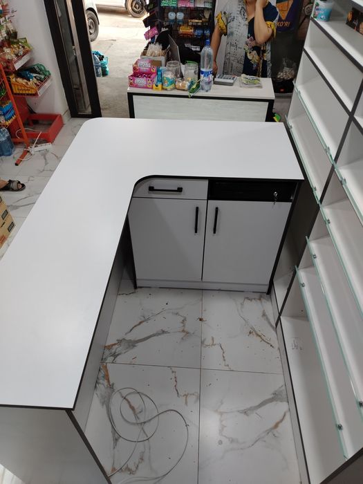 Кассовые столы на заказ для магазинов и аптек.