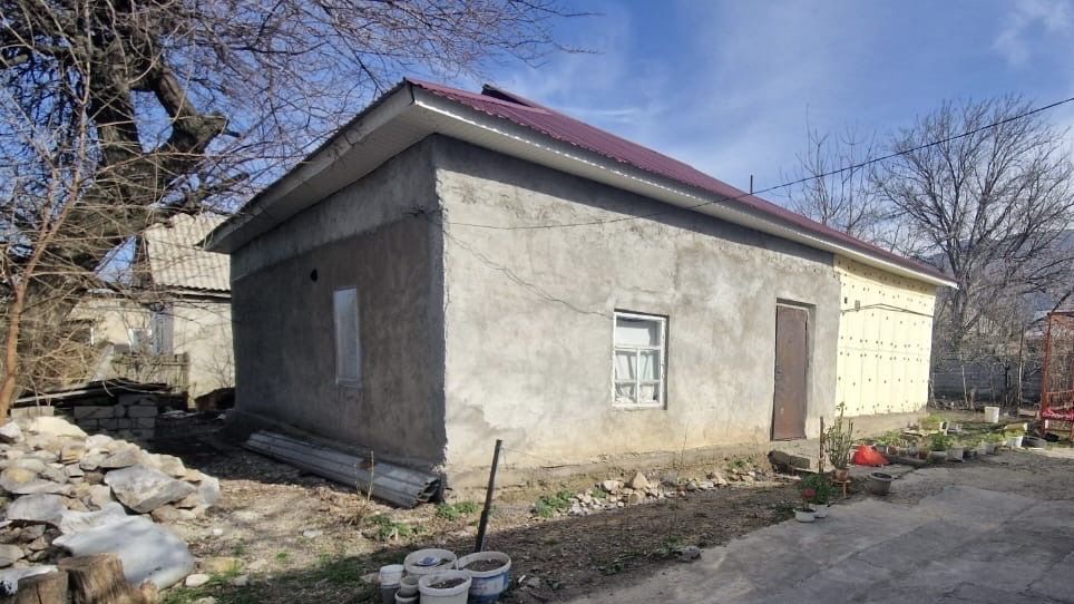 Таудың таза ауасы мен тау көрінісі бар 3 бөлмелі үй сатылады.